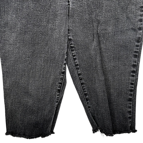 Elizabeth & James‎ Black Cropped Jeans - Picture 2 of 6
